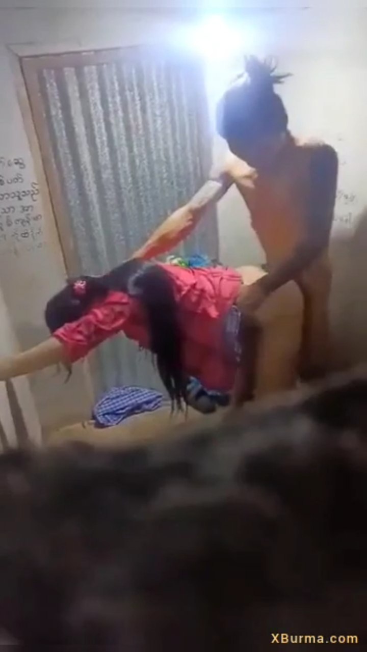 ဘေးအိမ်က လင်မယားကို ချောင်းရိုက်ဖြစ်တာလေး