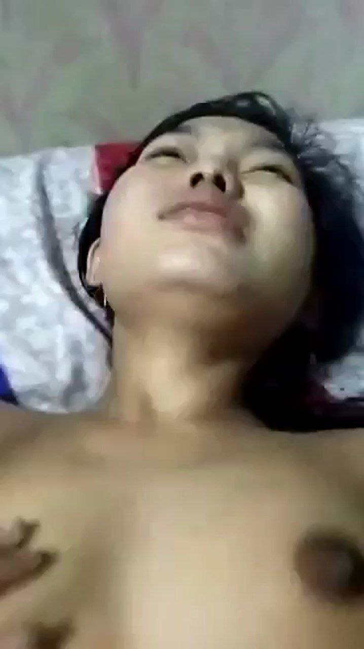 စော်လေးကိုနို့သီးလေး ကိုင်ပေးပြီး လိုးပေးနေတာ