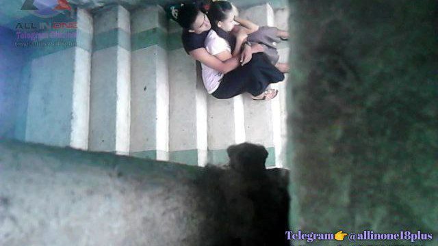 လှေကားပေါ်ကချောင်းရိုက်